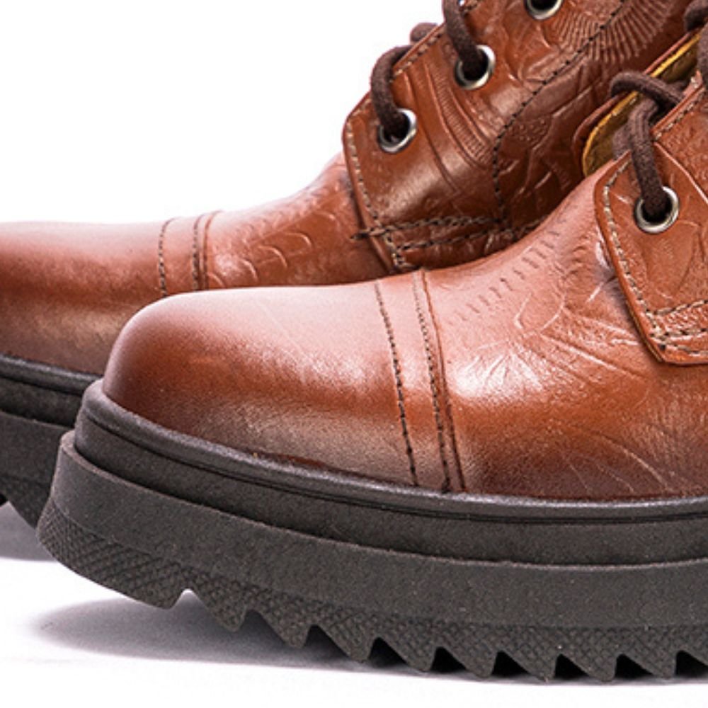 01 bota coturno feminina teresa mah em couro com textura floral caramelo