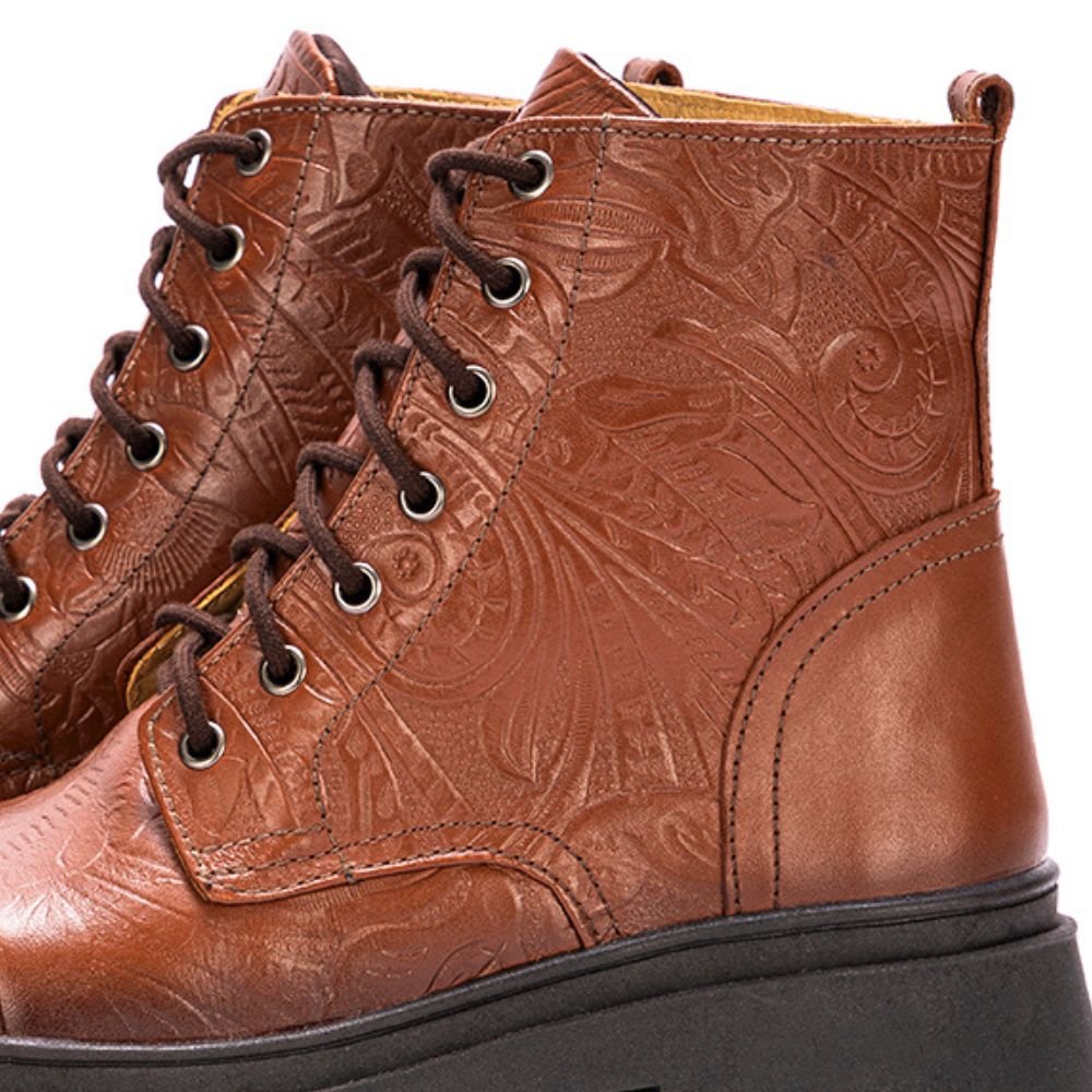 02 bota coturno feminina teresa mah em couro com textura floral caramelo