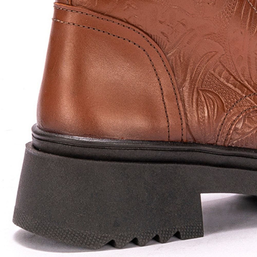 03 bota coturno feminina teresa mah em couro com textura floral caramelo