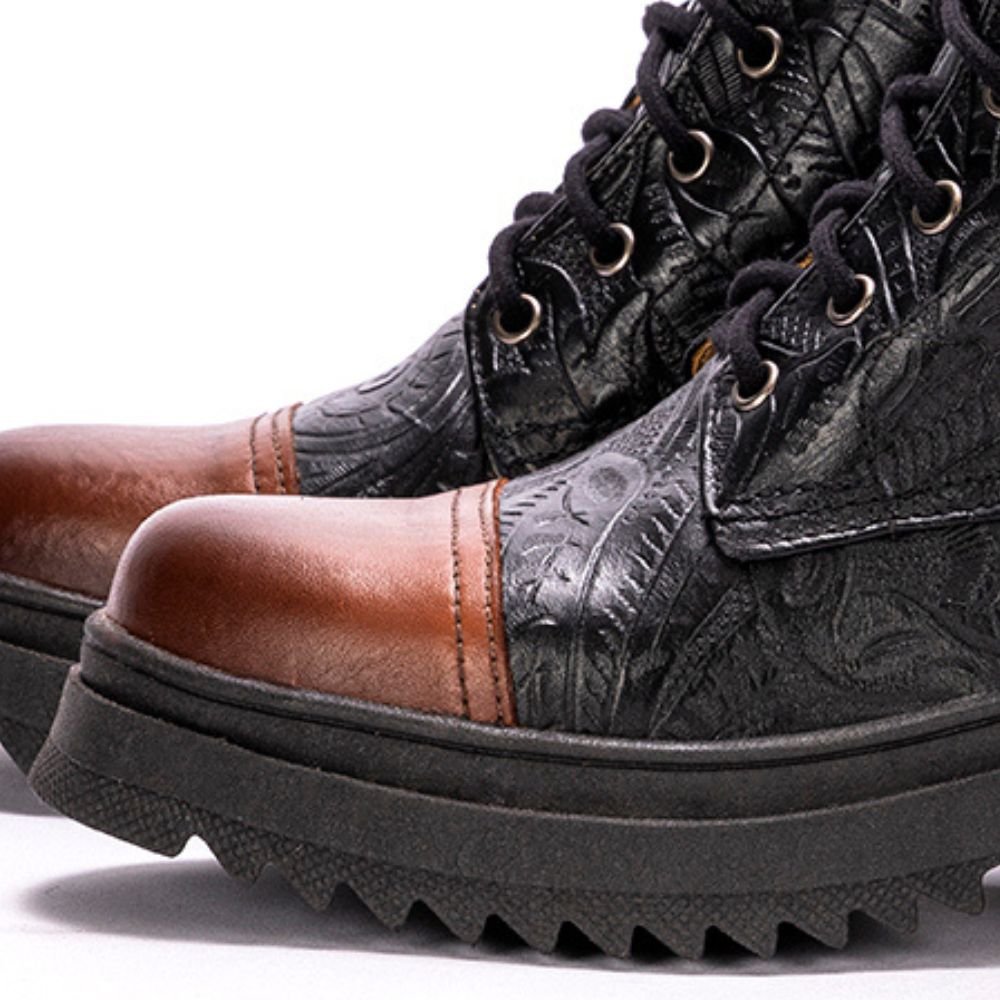 01 bota coturno feminina teresa mah em couro com textura floral havana
