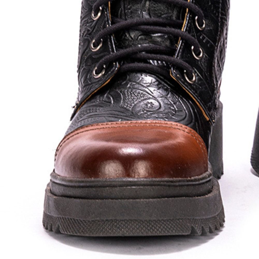 02 bota coturno feminina teresa mah em couro com textura floral havana