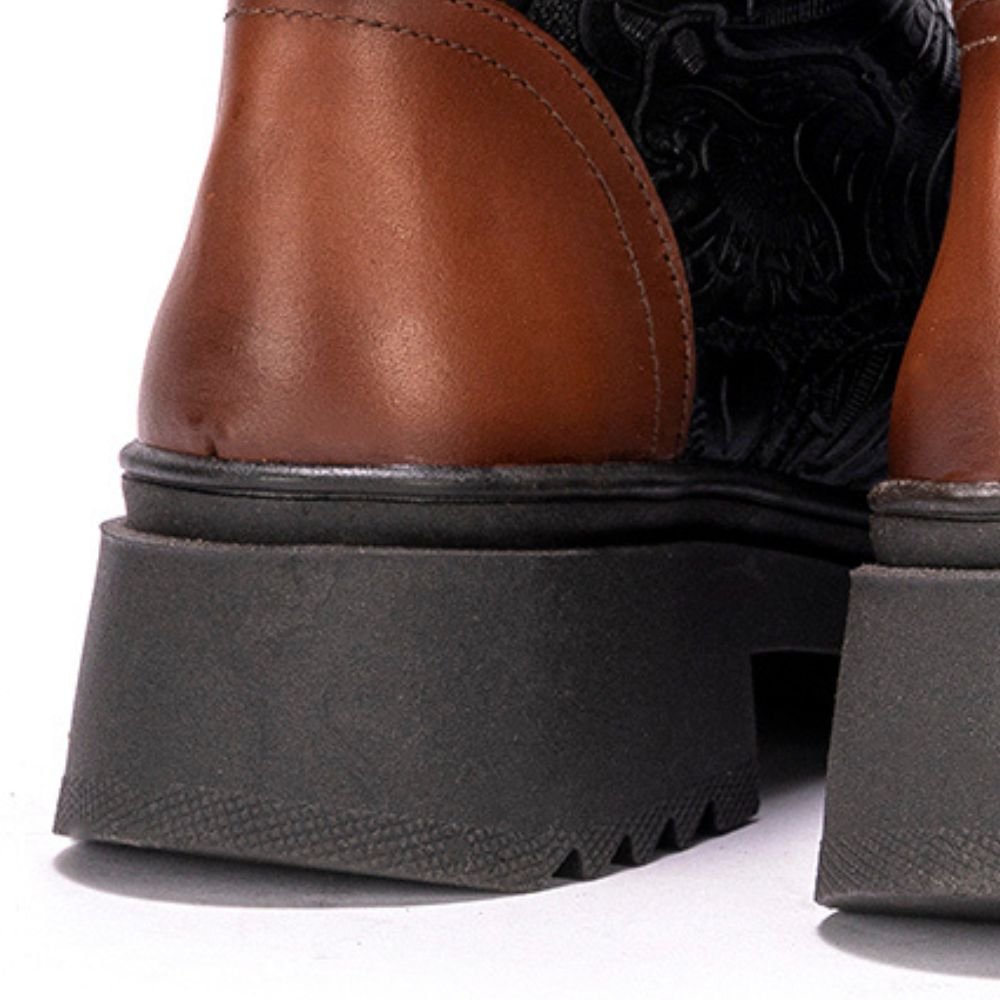 03 bota coturno feminina teresa mah em couro com textura floral havana